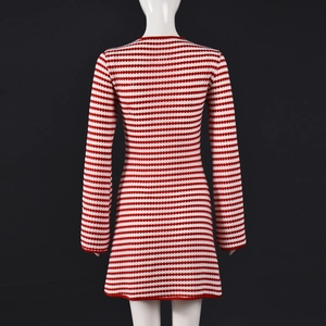 Vue arrière détaillée de la robe en tricot rayée rouge et blanc coupe ajustée