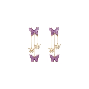 Élégantes boucles d'oreilles papillon dorées avec ailes mauves et cristaux brillants