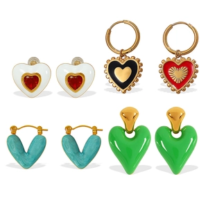Elegantes Edelstahl-Herzohrring-Set mit buntem Emaille- und Kristallbesatz
