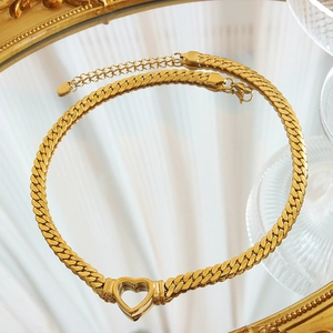 Collier ras de cou doré à mailles cubaines avec pendentif cœur évidé élégant