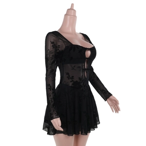 Détail de mini-robe en tulle noir transparent avec nœuds élégants et décolleté plongeant