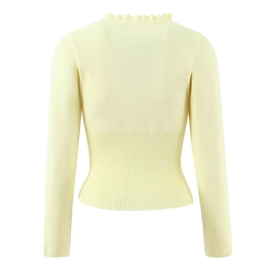 Dettaglio del cardigan giallo con collo a volant e texture a costine in vita da vicino