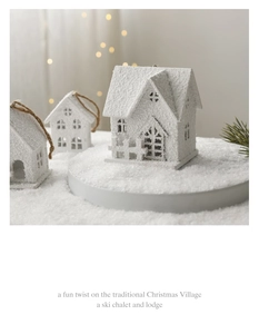 Trois mini maisons de Noël en bois avec revêtement neige et cordelette de suspension