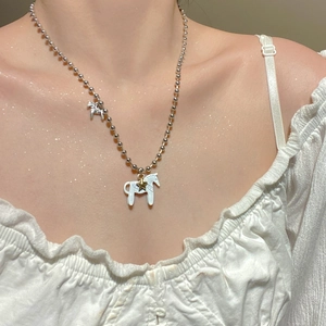 Dettaglio della collana con perle, ciondolo a cavallo Dala bianco e sfere d'argento