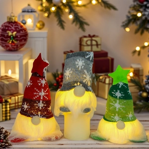 Trois gnomes de Noël avec bases LED lumineuses et chapeaux tricotés à motifs de flocons