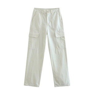 Front view of cream white straight-leg cargo pants with side pockets in cotton twill fabric