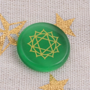 Artigianato in pietra occhio di gatto verde con mandala dorato su sfondo intrecciato