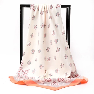 Eleganter Paisley-Satin-Quadrat-Schal in Elfenbeinweiß mit leuchtend orangen Rändern
