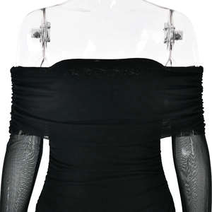 Détail de la robe noire à épaules dénudées en mesh avec d'élégantes textures froncées et manches