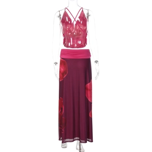 Détail du haut caraco magenta et de la jupe longue en tulle imprimé pour femme