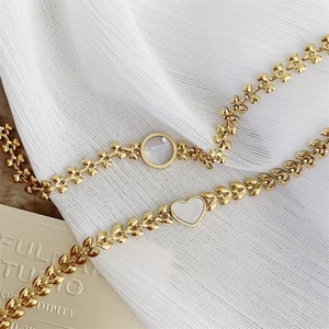 Elegant 18K Gold Plated Titanium Steel Bracelet Featuring Natural White Mother Of Artificial Pearl Heart Round Double Sided Design