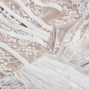 Détails de dentelle blanche avec doublure nude et laçage en ruban de satin