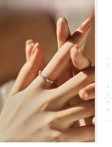 Détail de bague en argent S925 avec petites perles et zircons brillants sur la main