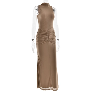 Détail du plissé à la taille et du drapé sur une robe longue moulante marron sans manches