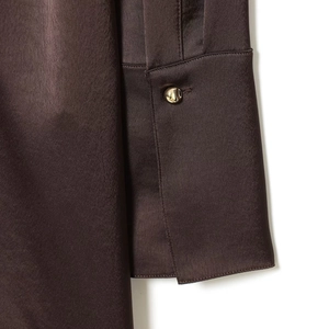 Robe en soie marron foncé à manches longues avec boutons dorés aux poignets
