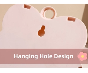 Dettaglio del pannello posteriore dello specchio rosa con design del foro per appendere