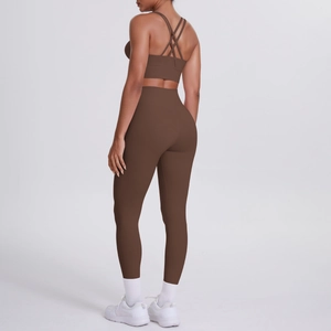 Vue détaillée de l'ensemble de yoga marron moka avec brassière croisée et legging taille haute
