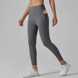 Detail van een high-waist yogabroek met functionele zijzak voor het opbergen van gsm