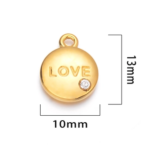 Détail du pendentif LOVE doré de 10mm avec pierre sertie et dimensions précises