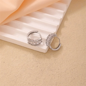 Élégantes créoles en argent serties de zircons baguette pour bijoux de mode femme