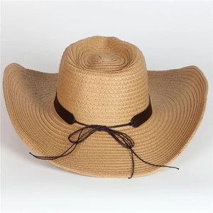 Detail eines handgewebten Stroh-Cowboyhuts mit hoher Krone und braunem Leder-Zierband