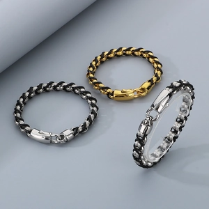 Detail eines Herren-Lederarmbands mit Verschlüssen aus Silber und Gold Edelstahl