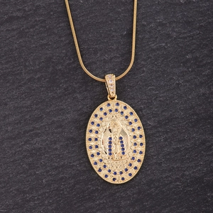 Collana ovale dorata con rilievo della Vergine Maria e cristalli blu su pietra