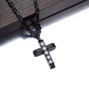 Details eines schwarzen Edelstahl-Kreuzanhängers mit Zirkonia und byzantinischer Kette