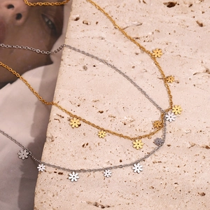 Fashion Stainless Steel Mini Daisy Flower Pendant Necklace For Women 18K Gold Plated Tiny Floral Dainty Chain Necklace Jewelry