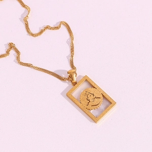 Dettaglio della collana placcata oro 18K con cornice rettangolare e ciondolo a ritratto