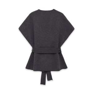 Vista posteriore di un gilet in maglia grigio scuro con cintura e trama rifinita