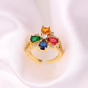 Anello a fiore dorato con zirconi colorati a goccia e dettagli in micro-pavé