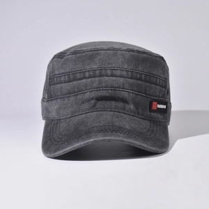 Détail de l'étiquette mode sur la casquette militaire grise en coton délavé effet usé