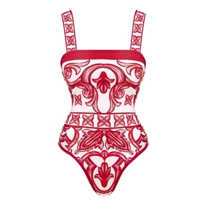 Détail du maillot de bain imprimé baroque rouge avec col carré et larges bretelles