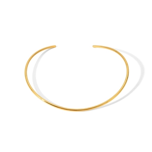Detailansicht eines glatten goldenen Edelstahl-Halsreifens mit minimalistischem Design
