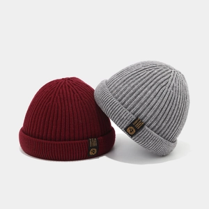 Bonnets docker tendance bordeaux et gris avec maille côtelée et étiquette de logo