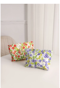 Vista detallada de dos bolsas de cosméticos con hermosos estampados de frutas