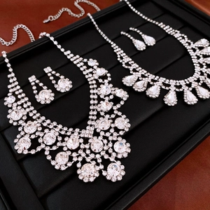 Luxury rhinestone teardrop and round jewelry set with necklace and stud earrings