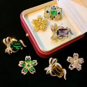 Élégante Broche en Cuivre Plaqué Or Forme de Fleur et Nœud pour Femme Strass Incrustés Vert Violet Jaune Bijoux de Luxe