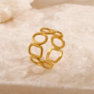 Bague géométrique en acier inoxydable plaqué or 18 carats sur socle en pierre