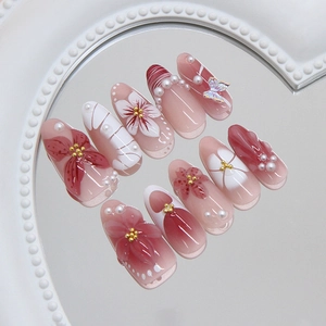 Ongles à presser camélia 3D élégants avec perles en tons rose nude et bordeaux chic