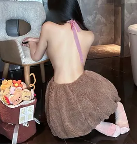 Détail d'un ensemble de lingerie en peluche marron avec dos nu à carreaux roses mignon