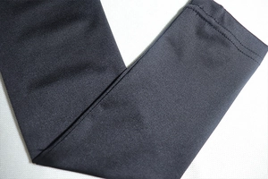 Vue détaillée du poignet en maille élastique noire avec coutures renforcées de qualité