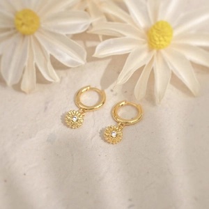 S925 Silber Nadel goldene Sonnenblumen-Ohrringe mit weißen Zirkonia auf hellem Grund