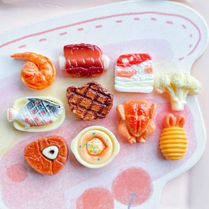 Set mit 10 Miniatur-Harz-Lebensmittelmodellen mit Steak Brathähnchen und Garnelenzubehör