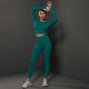 Detailed view of teal seamless yoga set with thumb holes and high waist leggings