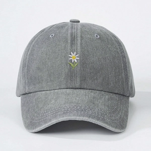 Casquette de baseball en jean délavé gris avec fleur de marguerite brodée sur fond blanc