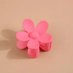 Pince à cheveux fleur rose mat au design minimaliste à cinq pétales pour coiffage quotidien