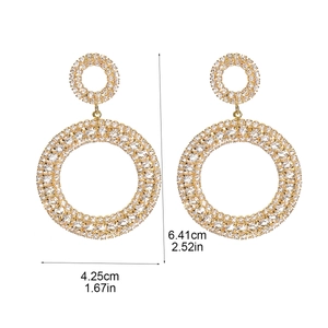 Détail de boucles d'oreilles géométriques montrant les dimensions 6,41cm x 4,25cm et strass