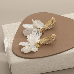 Orecchini a cerchio dorati a forma di fiore con petali traslucidi e cristalli lucenti